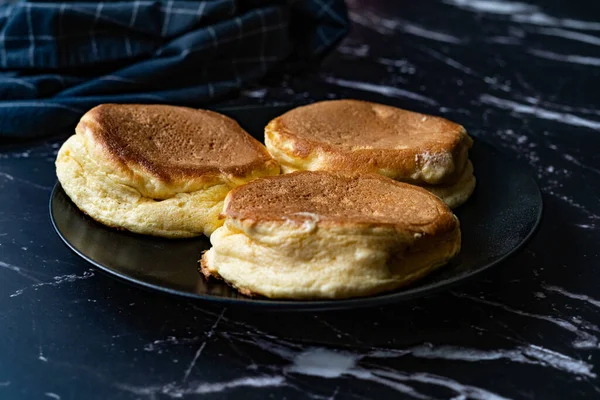 Hausgemachte Flauschige Souffleuse Pfannkuchen Schwarzem Teller Zum Frühstück — Stockfoto