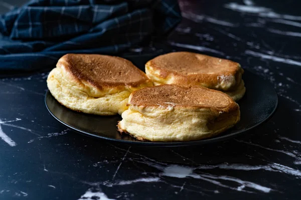 Hausgemachte Flauschige Souffleuse Pfannkuchen Schwarzem Teller Zum Frühstück — Stockfoto