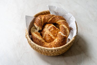 Türk Pastası Simit ve Pogaca Basket 'te. Geleneksel Fırın Yemekleri. Yemeye hazır..
