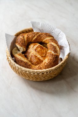 Türk Pastası Simit ve Pogaca Basket 'te. Geleneksel Fırın Yemekleri. Yemeye hazır..