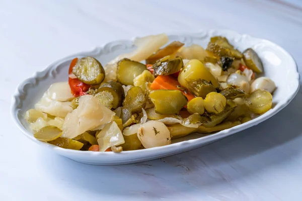 Mélange Cornichons Turcs Faits Maison Dans Une Assiette Prêt Manger — Photo