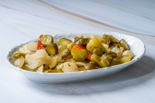 Pickles Turcos Misturados Caseiros Placa Pronto Para Comer Alimentos Orgânicos — Fotografia de Stock