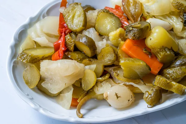 Pickles Turcos Misturados Caseiros Placa Pronto Para Comer Alimentos Orgânicos — Fotografia de Stock