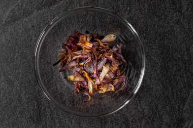 Cam kasede karamelize soğan dilimleri. Yemeye hazır..