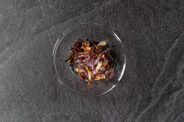 Cam kasede karamelize soğan dilimleri. Yemeye hazır..