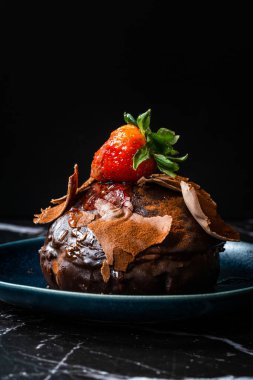 Tek Kişilik Tabakta Yerel Pastaneden Çilekli ve Beyaz Kremalı Türk Tatlı Polka Keki. Geleneksel Tatlı.