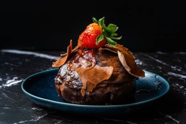 Tek Kişilik Tabakta Yerel Pastaneden Çilekli ve Beyaz Kremalı Türk Tatlı Polka Keki. Geleneksel Tatlı.