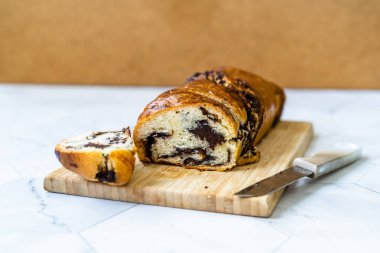Tatlı Ev Yapımı Çikolatalı Babka Ekmek Keki / Cozonac Karışık Ekşi Brioche. Geleneksel Fırın
