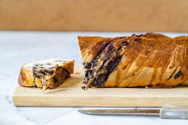 Tatlı Ev Yapımı Çikolatalı Babka Ekmek Keki / Cozonac Karışık Ekşi Brioche. Geleneksel Fırın