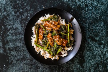 Brokoli, pirinç ve susam tohumlu lezzetli Asya Teriyaki bifteği. Geleneksel Yemek.