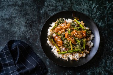 Brokoli, pirinç ve susam tohumlu lezzetli Asya Teriyaki bifteği. Geleneksel Yemek.