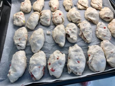 Borek / Burek 'e un tepsisiyle çiğ hamur tatlısı. Pişirmeye hazır