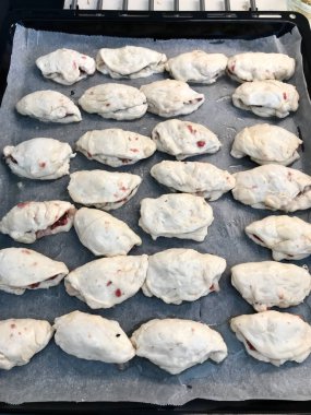 Borek / Burek 'e un tepsisiyle çiğ hamur tatlısı. Pişirmeye hazır