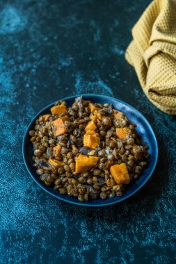 Baharatlı patatesli mercimek çorbası ve tarçın tabakta servis ediliyor. Organik Sağlıklı Vejetaryen Yemeği.