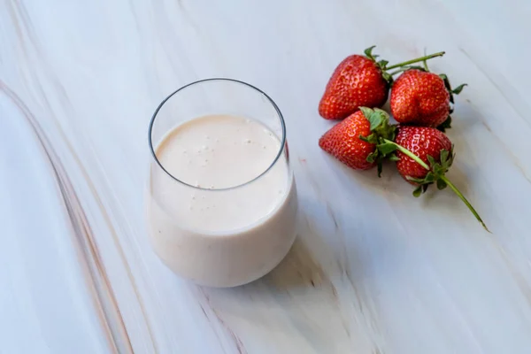 Jestem Kefir Zdrowy Organiczny Jogurt Spożywczy Truskawkami Owoce Szkle Maślanka — Zdjęcie stockowe