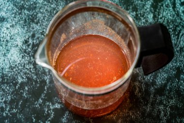 Sumac suyu ya da çay ve kurutulmuş kırmızı Sumac baharatları. İçmeye hazır..