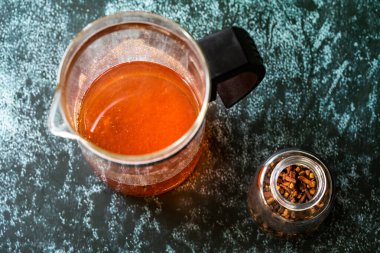 Sumac suyu ya da çay ve kurutulmuş kırmızı Sumac baharatları. İçmeye hazır..