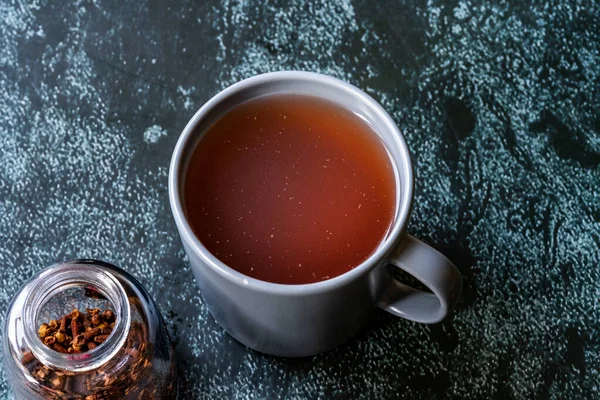 Sumac Suyu Çay Kurutulmuş Kırmızı Sumac Baharatları Camda Karanfil Var — Stok fotoğraf