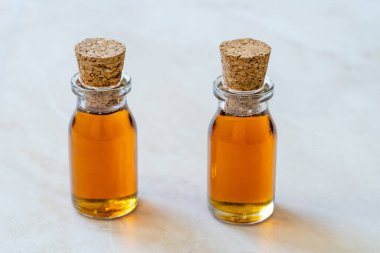 Mantarlı Küçük Mini Cam Şişelerde Ev Yapımı Organik Akçaağaç şurubu.