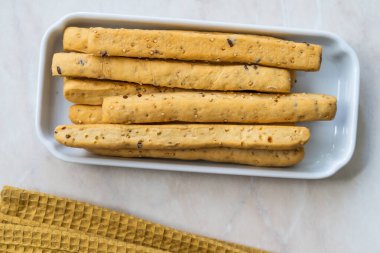 İtalyan Ekmeği, Quinoa ve Flax Seeds 'li Grissini Sticks. Sağlıklı Ev Yapımı Atıştırmalıklar.