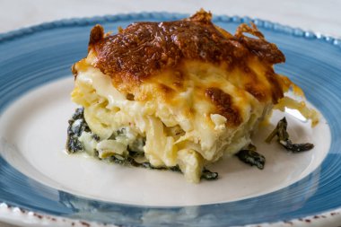 Fırında makarna, Bechamel Peynir Sosu ve Ispanak / Ziti Bolonez ile cam kasede. Ev Yapımı Yemek.
