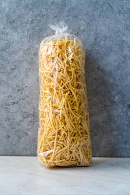 Ev yapımı çiğ Türk Eriste Erişte Makarnası Pakette Satılığa Hazır. Organik Ürün.