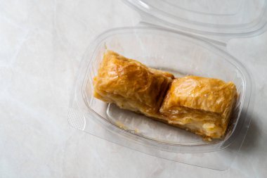 Plastik Kutu / Konteynırda Laz Boregi Baklava 'yı Götürün. Geleneksel Yemek Yemeye Hazır.