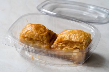 Plastik Kutu / Konteynırda Laz Boregi Baklava 'yı Götürün. Geleneksel Yemek Yemeye Hazır.
