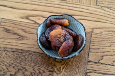 Türk Güneşi Kurutulmuş Kayısı Koyu Renkli / Sağlıklı Geleneksel Kuru Meyveli Atıştırmalık Silah Kurusu.