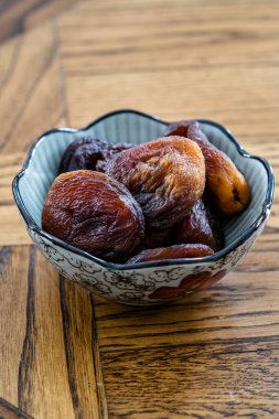 Türk Güneşi Kurutulmuş Kayısı Koyu Renkli / Sağlıklı Geleneksel Kuru Meyveli Atıştırmalık Silah Kurusu.