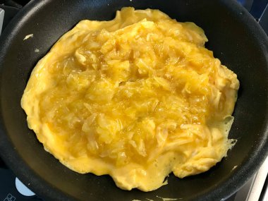 Pan 'da ızgara patatesli omlet. Kahvaltı için hazır. Ev Yapımı Yemek.