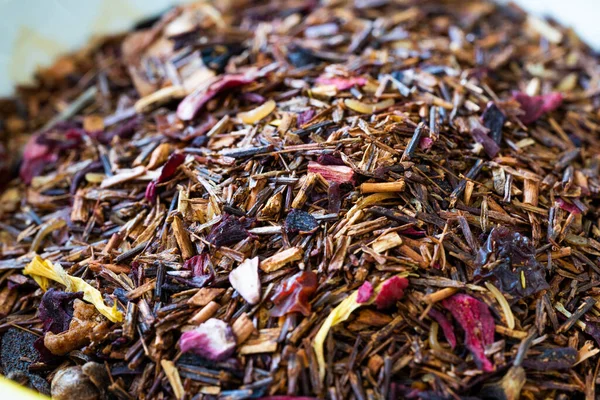 Winter Berry Dried Rooibos Tea Pieces Dry Strawberry Hibiscus Flavoring — Stock Photo, Image