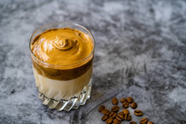 Dalgona Kahve / Kremalı Fluffy ve Moda Kahve Tozu. Kore İçeceği. İçmeye hazır.