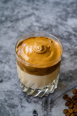 Dalgona Kahve / Kremalı Fluffy ve Moda Kahve Tozu. Kore İçeceği. İçmeye hazır.
