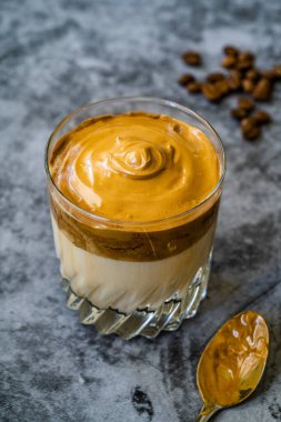 Dalgona Kahve / Kremalı Fluffy ve Moda Kahve Tozu. Kore İçeceği. İçmeye hazır.