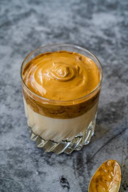 Dalgona Kahve / Kremalı Fluffy ve Moda Kahve Tozu. Kore İçeceği. İçmeye hazır.