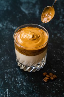 Dalgona Kahve / Kremalı Fluffy ve Moda Kahve Tozu. Kore İçeceği. İçmeye hazır.