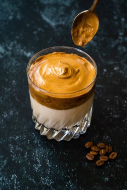 Dalgona Kahve / Kremalı Fluffy ve Moda Kahve Tozu. Kore İçeceği. İçmeye hazır.