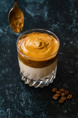 Dalgona Kahve / Kremalı Fluffy ve Moda Kahve Tozu. Kore İçeceği. İçmeye hazır.