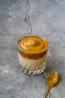 Dalgona Kahve / Kremalı Fluffy ve Moda Kahve Tozu. Kore İçeceği. İçmeye hazır.