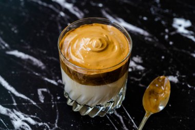 Dalgona Kahve / Kremalı Fluffy ve Moda Kahve Tozu. Kore İçeceği. İçmeye hazır.