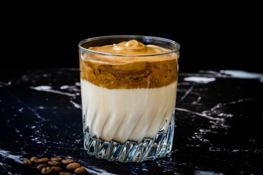 Dalgona Kahve / Kremalı Fluffy ve Moda Kahve Tozu. Kore İçeceği. İçmeye hazır.