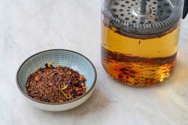 Kurutulmuş Baharat ve Fransız Baskısı ile sağlıklı Geleneksel Bitki Rooibos Meşrubat Çayı. Organik İçecek.