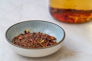 Kurutulmuş Baharat ve Fransız Baskısı ile sağlıklı Geleneksel Bitki Rooibos Meşrubat Çayı. Organik İçecek.
