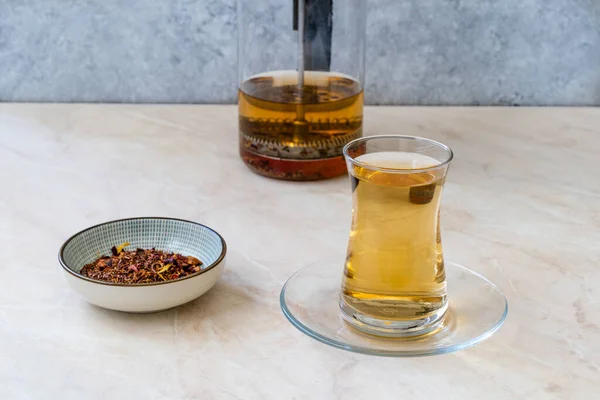 Здоровый Традиционный Травяной Чай Rooibos Сушеными Специями Французской Прессой Органический — стоковое фото