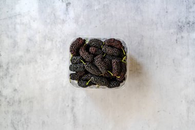 Plastik Kutuda Satılık Siyah Dut ve Morus Meyvesi Paketi. Yemeye hazır..