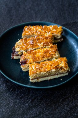 İskandinav Tatlısı İsveç Tosca Pastası Dilimleri / Toscakaka. Geleneksel Yemek.