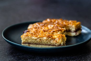 İskandinav Tatlısı İsveç Tosca Pastası Dilimleri / Toscakaka. Geleneksel Yemek.