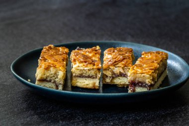 İskandinav Tatlısı İsveç Tosca Pastası Dilimleri / Toscakaka. Geleneksel Yemek.