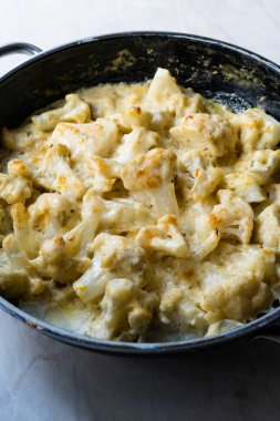 Kavrulmuş Karnabahar Kremalı, Sütlü ve Çedar Peynirli Pan Pot / Sağlıklı Organik Vejetaryen Yemeği. Yemeye hazır..